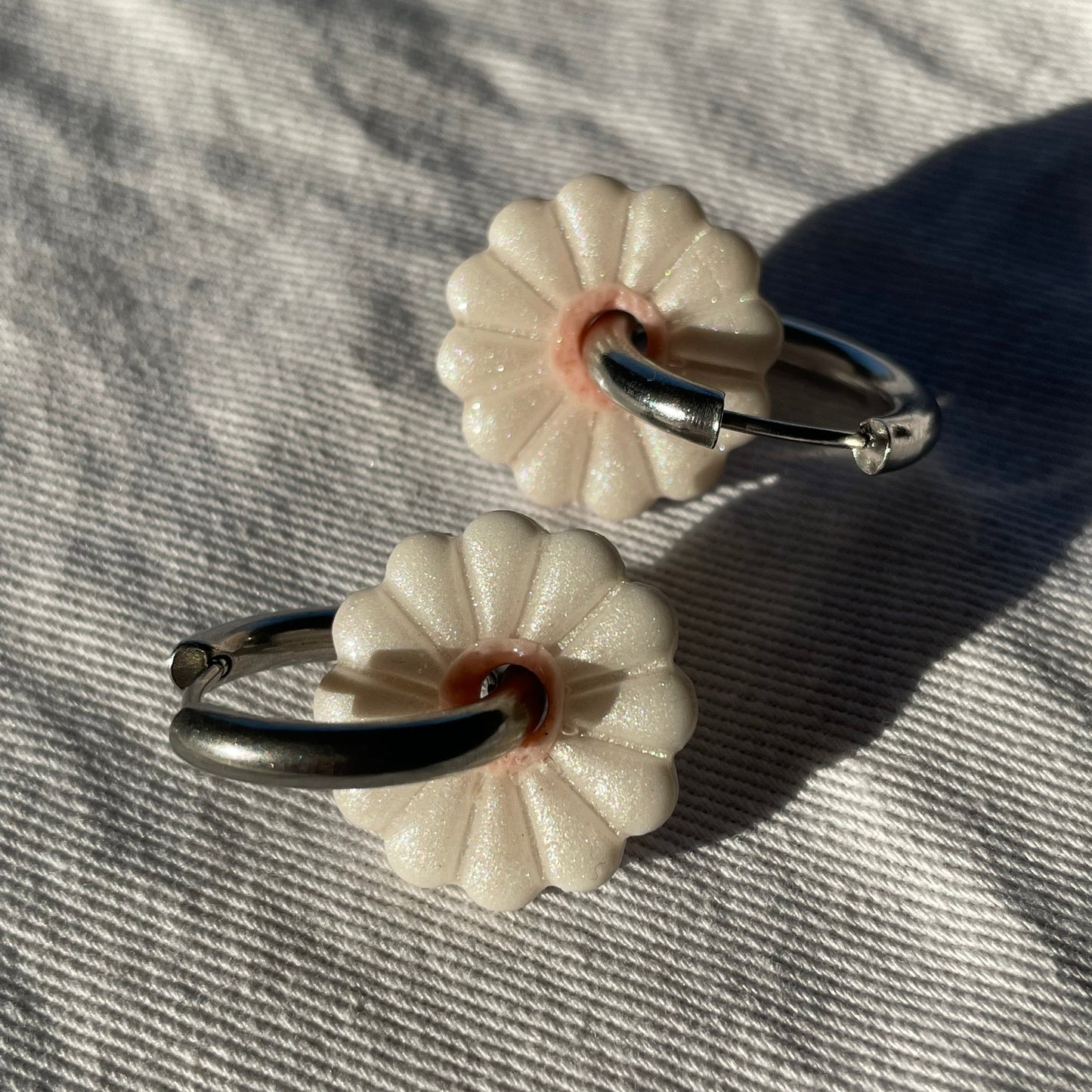Créoles Pâquerettes - Blanc irisé